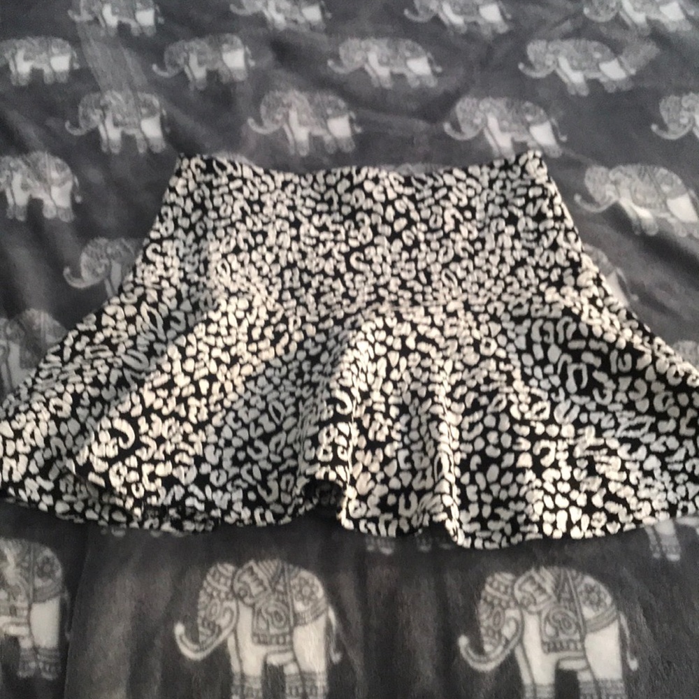 New guess fit&flare skirt (black & white pattern)